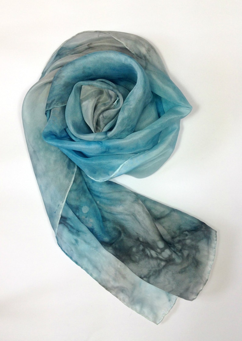 Pañuelo de seda azul cerúleo Bufanda de seda pintada a mano, bufanda para usar en bodas de invierno, regalos de Navidad para mamá, tendencias de moda de noviembre para ella imagen 2