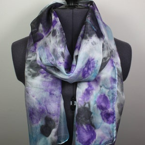 Foulard en soie violet ~ Foulard en soie peint à la main, accessoires violets pour adolescents, écharpe à porter pour les mariages, cadeau mignon pour petite amie