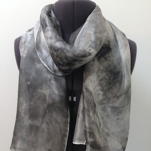 Bufanda de seda gris ~ Bufanda de seda pintada a mano, Accesorios gris oscuro, Regalo de San Valentín personalizado, Trajes de dama de honor negros, Ropa de novia personalizable
