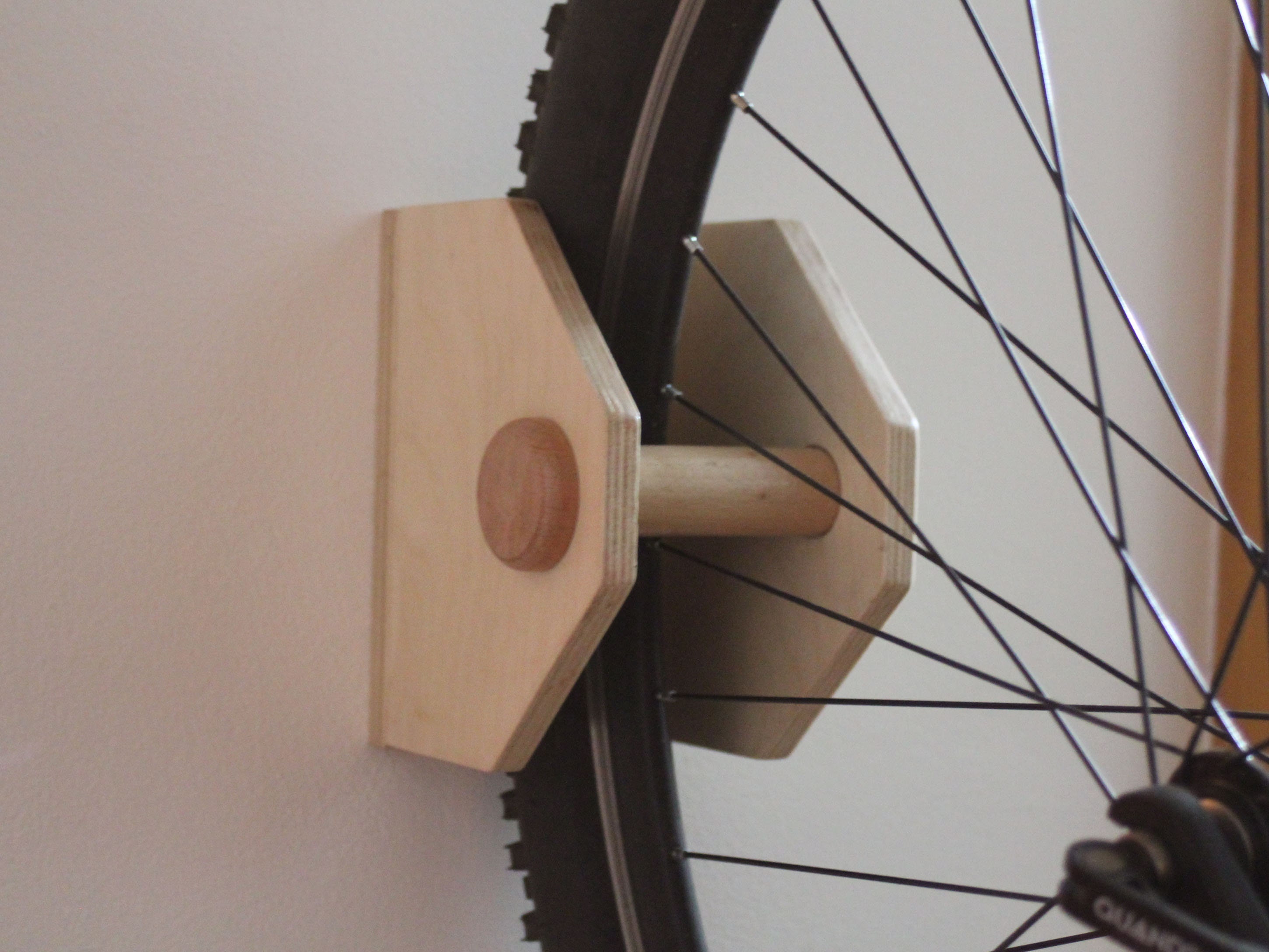 Artifox RACK: Vertikaler Fahrradhalter aus Holz