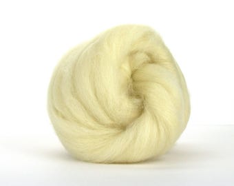 Top de Leicester de cara azul, blanco natural, fieltrado, hilado, tejido.