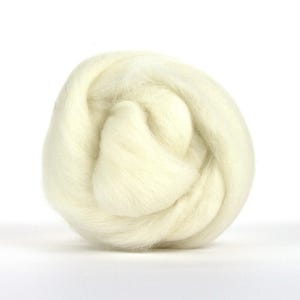 Naturweißer Polwarth-Stoff zum Filzen, Spinnen, Weben.