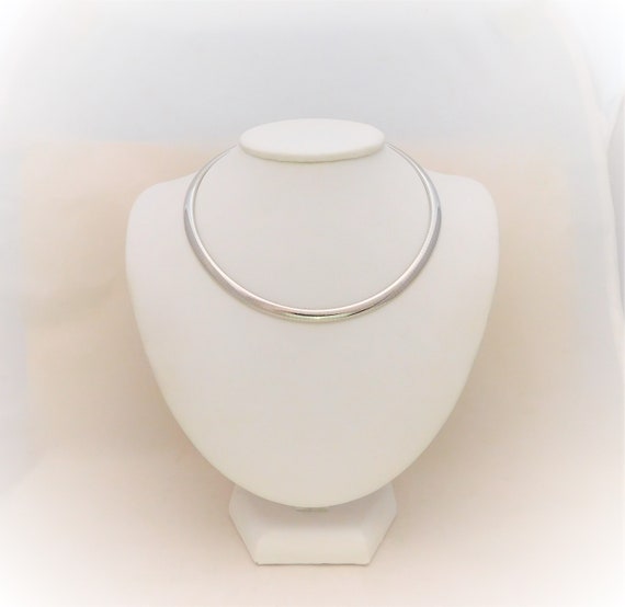 S.W.w. Schmuckwaren GmbH Omega Necklace 3 mm Flat – 42 cm – 585 White Gold  : Amazon.co.uk: Fashion