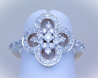 This breathtaking Art Deco style ring has been crafted in solid 18k white gold.