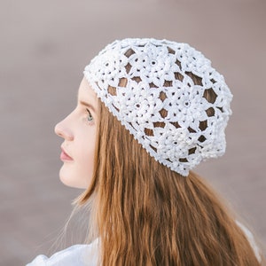 Incredible white crochet beret made of flowers