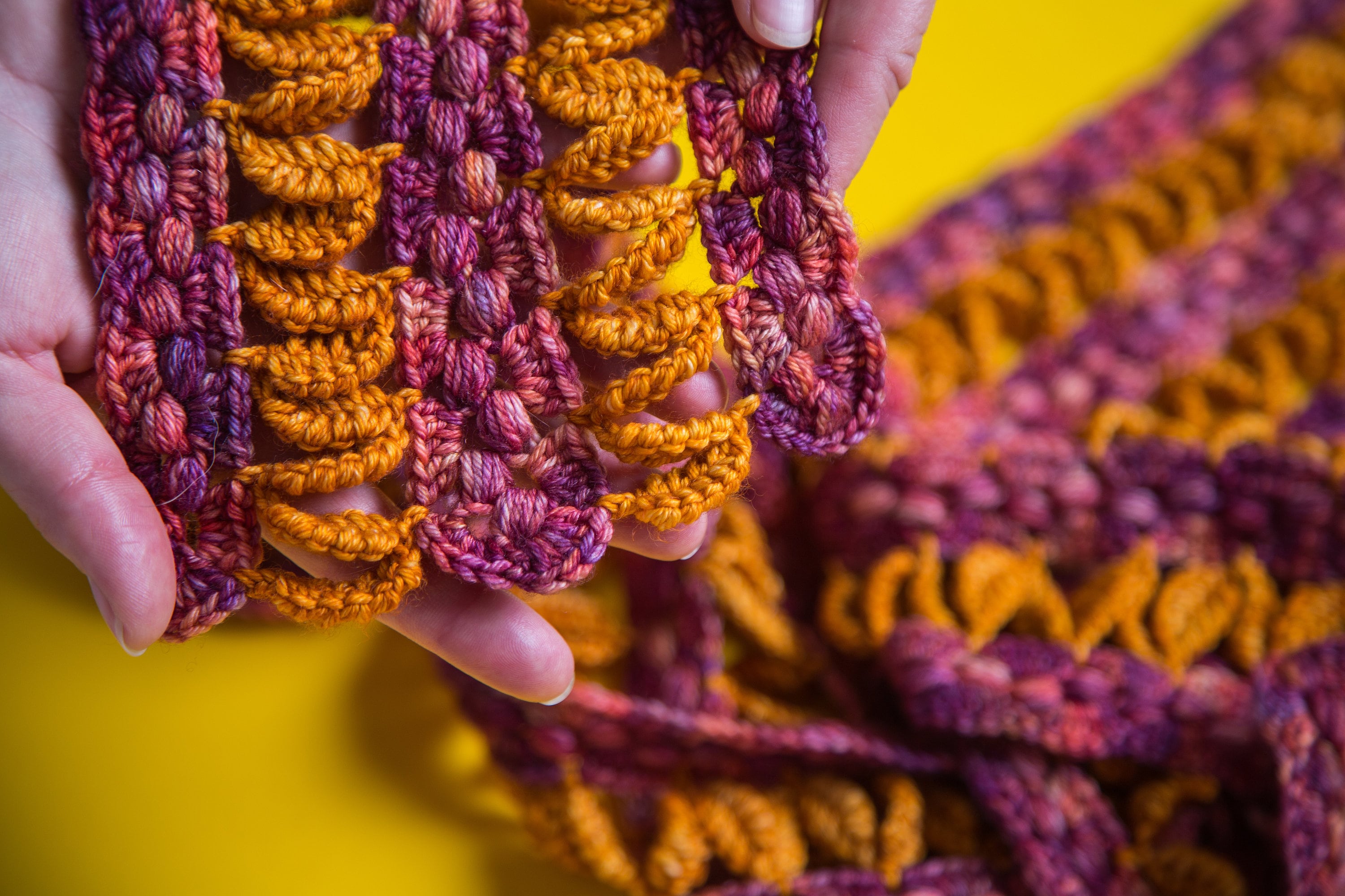 Cute Crochet Hair accessories//Crochet hair pins/Hair b  Grampos de cabelo  de crochê, Cabelo de crochê, Tiara de crochê