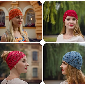 Könnte beinhalten: Vier Frauen tragen verschiedene gehäkelte Hüte. Die Hüte sind in verschiedenen Farben, darunter Rot, Orange und Blau. Die Frauen schauen alle in die Kamera.