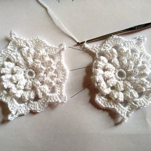 Crocheting process: how to join two crochet flowers
