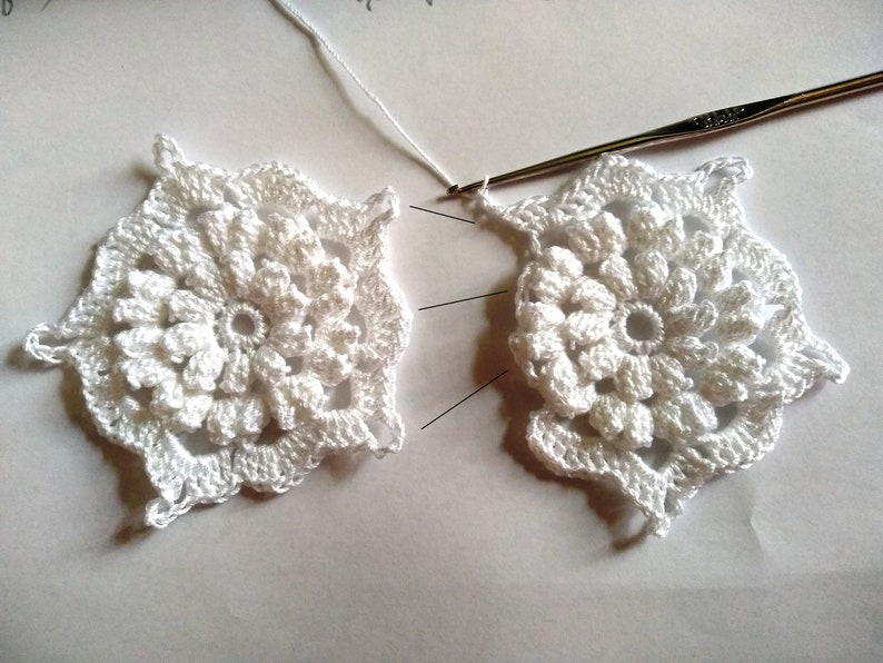 Crocheting process: how to join two crochet flowers