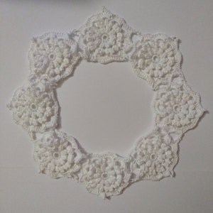 Crochet circle made of 8 flower motifs