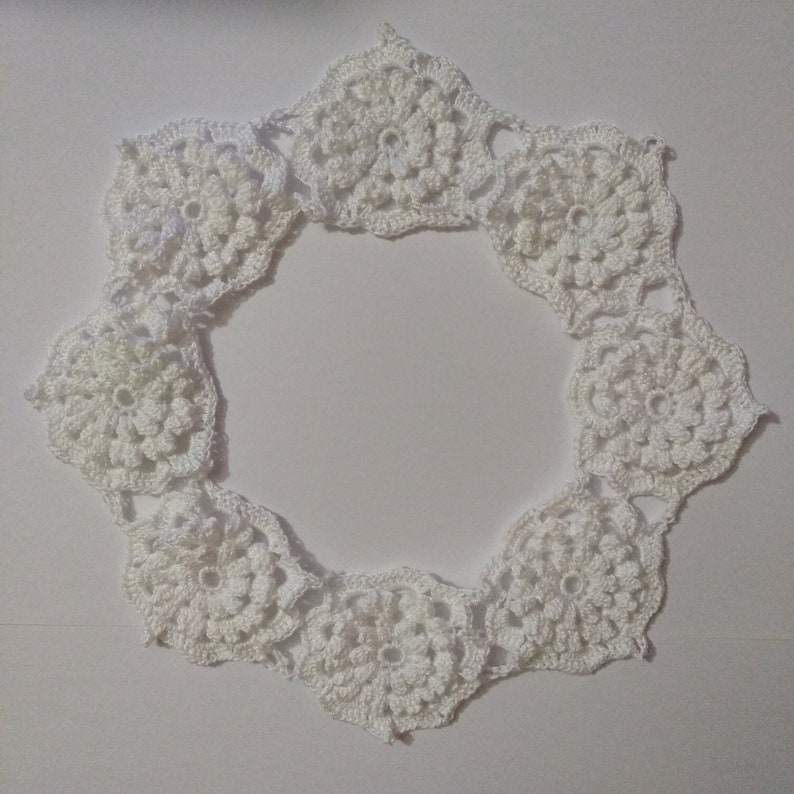 Crochet circle made of 8 flower motifs