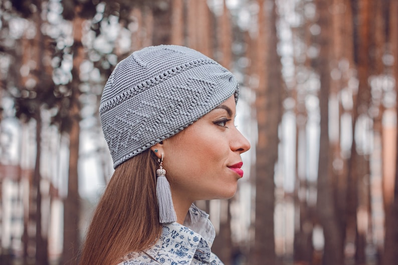 Crocheted turban worn by a woman. Photo taken in profile.