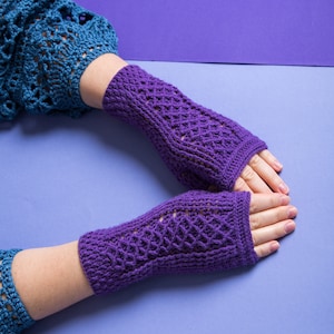 Könnte beinhalten: Ein Paar violette Fingerlose-Handschuhe aus Häkelarbeit auf einem violetten Hintergrund.