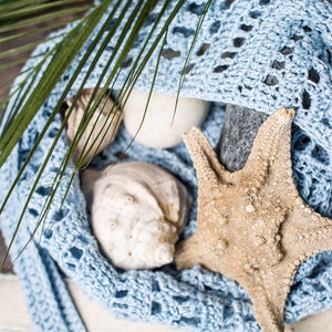 Linen-look crochet bag on a chair, pastel blue color, breezy and lightweight – ideal summer make from Veselunka’s pattern