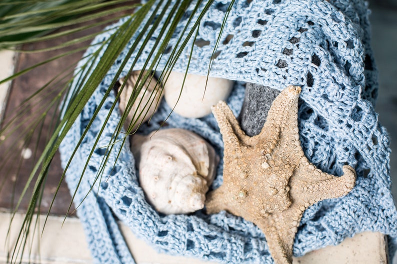 Linen-look crochet bag on a chair, pastel blue color, breezy and lightweight – ideal summer make from Veselunka’s pattern