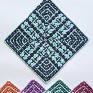 Könnte beinhalten: Ein quadratisches Häkelmotiv mit einem geometrischen Mosaikmuster in Dunkelgrau und Hellblau. Darunter sind vier weitere quadratische Häkelmotive in Orange, Lila, Grün und Magenta teilweise sichtbar, jeweils mit dem Text @itwasyarn.