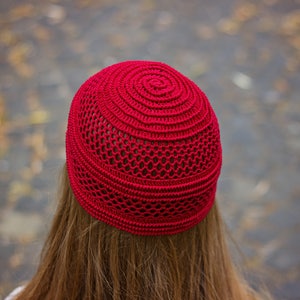 Crochet hat with netted mesh pattern, view from the top of the head