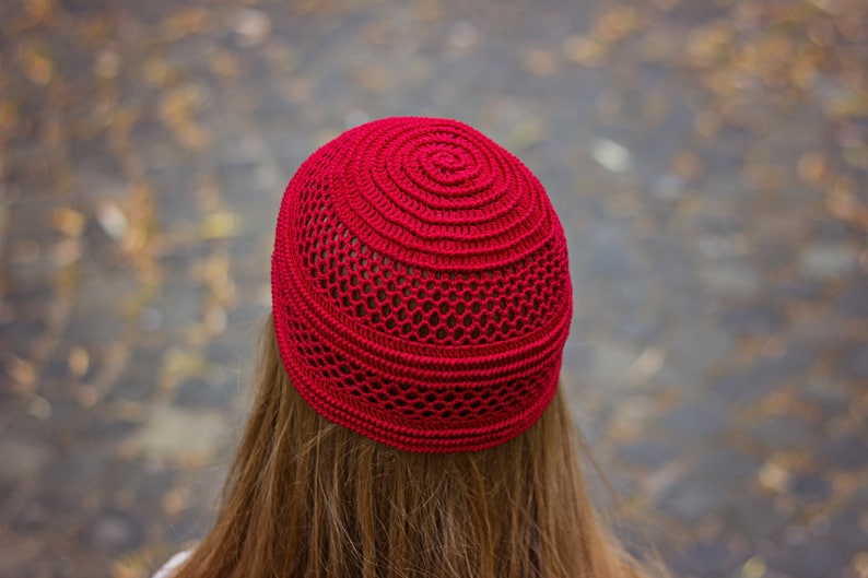 Crochet hat with netted mesh pattern, view from the top of the head