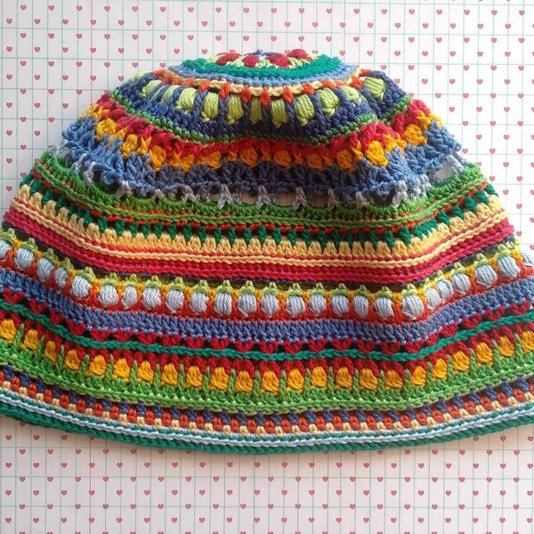 Bonnet en coton coloré - Chapeau à rayures unisexe - Casquette au crochet hippie - Chapeau en fil fait main pour l’été - Chapeau ajusté aux couleurs primaires - Chapeau ItWasYarn