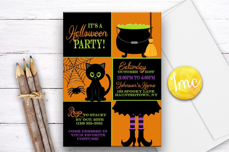 Może przedstawiać: Zaproszenie na imprezę Halloweenową w kolorach czarnym i pomarańczowym. Zawiera czarnego kota, kociołek, miotłę, pajęczynę i nogi czarownicy. Tekst brzmi "To jest impreza Halloweenowa!" i zawiera datę, godzinę i miejsce imprezy. RSVP do 25 października.