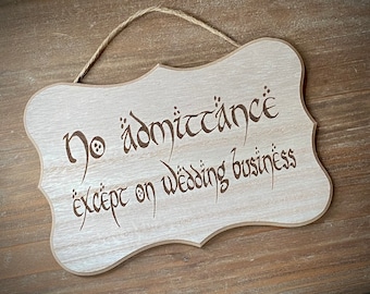 ¡¡Venta de artículos con pequeños defectos!! Prohibida la entrada excepto para asuntos relacionados con BODAS... Letrero grabado. ¡Un regalo estupendo o una decoración perfecta para bodas!
