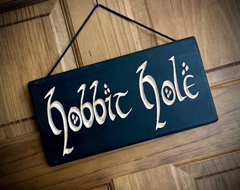 MIDDLE EARTH SILVER BEWARE OF THE HOBBIT NEW DOOR PLAQUE WALL/ GARDEN SIGN MIDDLE EARTH SILVER BEWARE OF THE HOBBIT NEW DOOR PLAQUE WALL/ GARDEN SIGN