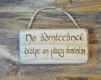 Prohibida la entrada excepto para asuntos de la fiesta... Letrero de madera maciza grabado. ¡Un regalo estupendo!