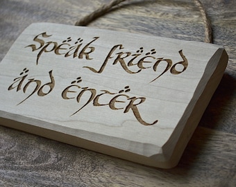 Letrero de madera maciza grabado con la frase "Habla, amigo, y entra". ¡Un regalo estupendo!