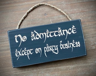 Prohibida la entrada excepto para asuntos de la fiesta... Letrero de madera maciza grabado. ¡Un regalo estupendo!