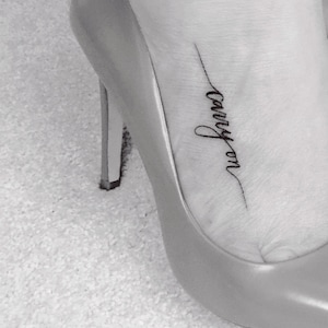 Moderne Kalligraphie Tattoo Design | Personalisierte | Personalisierte | Unikat | Buchstabe | Initialen | Worte | Wunderschöner | Zarte | Minimalistischer |