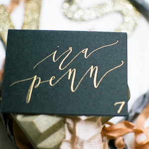 Schwarze moderne Kalligraphie Tischkarte mit goldener, weißer oder silberner Tinte | Hochzeit | Probeessen | Party | Elegant | Schick | Tischbestuhlung
