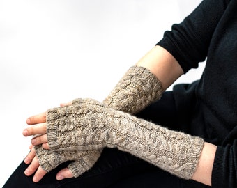 DESCARGA INSTANTE PDF Patrón de punto para manoplas sin dedos de puntada de cable, guantes, calentadores de brazos de punto, calentadores de manos, cosecha de guantes de mujer