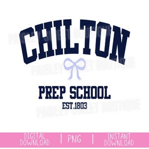Puede incluir: Un diseño digital con el texto azul marino "CHILTON" arqueado sobre "PREP SCHOOL" y "EST.1803". Un lazo azul claro está centrado entre las palabras. El diseño está sobre un fondo blanco.
