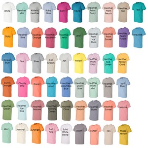 Puede incluir: Una tabla que muestra 49 camisetas de diferentes colores, cada camiseta est&aacute; etiquetada con su nombre de color. Los colores incluyen blanco, menta, heather atl&eacute;tico, azul beb&eacute;, baya, aqua, polvoriento, melocot&oacute;n, marr&oacute;n, turquesa, oro, azul, naranja, frambuesa, kelly, hoja, azul hielo, puesta de sol, morado de equipo, turquesa, azul oc&eacute;ano, rosa, plata, crema suave, ceniza, amarillo, lila, verde mar, oro amarillo, naranja quemado, rosa caridad, coral, aqua, azul columbia, azul polvoriento, menta, piedra, azul claro, verde, azul hielo, malva, verde militar, oliva, melocot&oacute;n, tormenta, puesta de sol, malva, menta, natural, naranja, rosa suave, mezcla blanca s&oacute;lida, tormenta, puesta de sol, marr&oacute;n, amarillo ma&iacute;z.