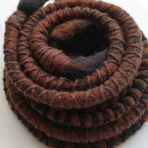 Braune Dreadlocks aus Wolle: Biegsamer Haarwickel