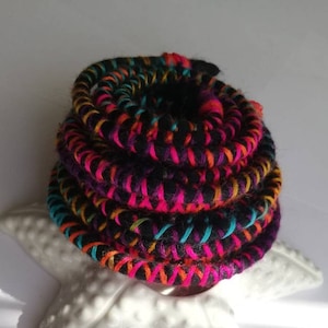 Woolly Ties - It's a safe way to tie up your dreadlocks. Easy to bend and secure your dreads, available to wear in many different styles. Made from wool, thread and wire inside.