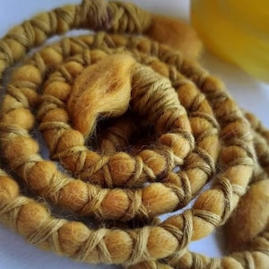 Senffarbene Dreadlock-Krawatte aus Wolle: Biegsames Accessoire für das Haar