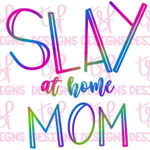 Op de afbeelding: Regenboogkleurige tekstontwerp met de tekst "SLAY at home MOM".