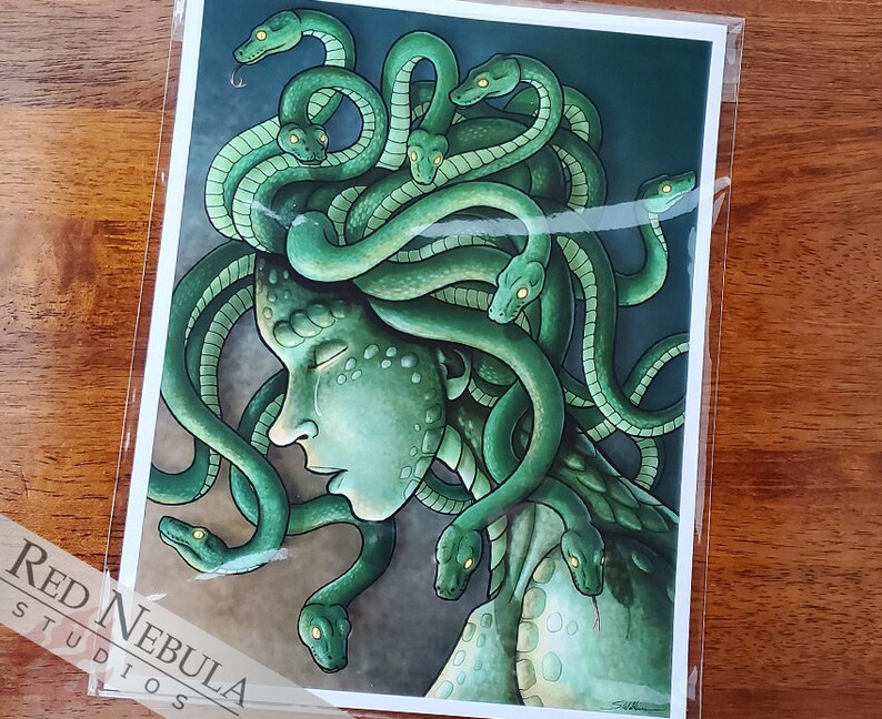Puede incluir: Una ilustraci&oacute;n digital de Medusa, una figura mitol&oacute;gica griega con serpientes como cabello. Las serpientes son verdes y tienen ojos amarillos. La cara de Medusa es verde p&aacute;lida y tiene una expresi&oacute;n de tristeza. El fondo es azul oscuro.
