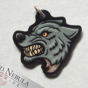 Amuleto de hombre lobo gris, amuleto de acrílico de lobo gruñón, llavero o marcador imagen 1