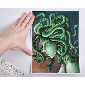Puede incluir: Una ilustraci&oacute;n digital de Medusa, una figura mitol&oacute;gica griega con serpientes como cabello. Su rostro est&aacute; parcialmente oculto por las serpientes, y tiene una expresi&oacute;n de tristeza. El fondo es verde oscuro y marr&oacute;n.
