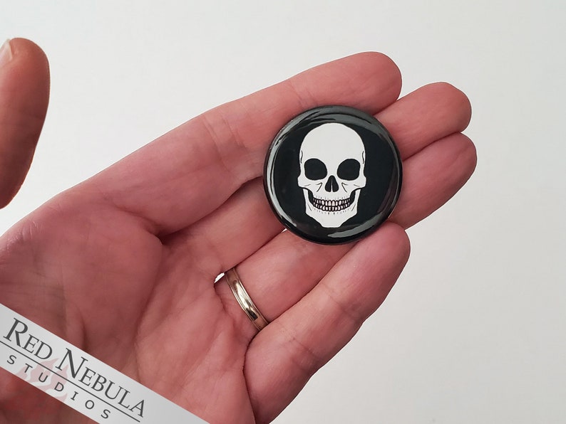 Human Skull Pinback Button, Magnet, or Keychain, 1.25, Macabre Grinning Skeleton Face, Non-Candy Treats / Teal Pumpkin Trick-or-Treat Bild 3