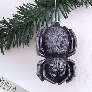 Ornement d'araignée Décoration de Noël arachnide en résine peinte à la main argentée, araignée d'arbre de Noël image 1