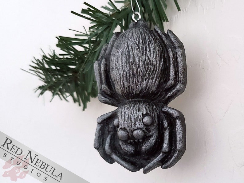 Ornement d'araignée Décoration de Noël arachnide en résine peinte à la main argentée, araignée d'arbre de Noël image 7