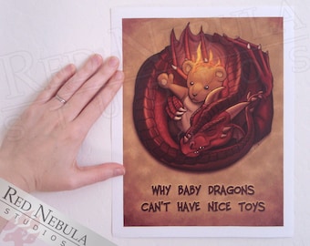 Mignon Baby Dragon Art Print, Red Dragon Hatchling avec ours en peluche en feu, Funny Fantasy Artwork, 5 x 7 in / 8.5 x 11 in