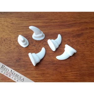 Small Cat Claws in White or Black, 1&quot; Curved Feline Claws, Kitty Fursuit Resin Claws for Costumes, Tiger, Jaguar, Housecat, Lion, Panther