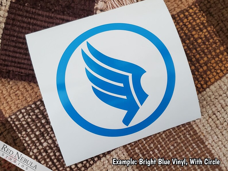 K&ouml;nnte beinhalten: Ein hellblauer Vinyl-Aufkleber mit einem stilisierten Fl&uuml;gel, der von einem Kreis umgeben ist. Der Aufkleber befindet sich auf einem wei&szlig;en Hintergrund. Beispiel: Hellblauer Vinyl, mit Kreis