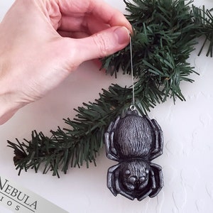 Ornement d'araignée Décoration de Noël arachnide en résine peinte à la main argentée, araignée d'arbre de Noël image 3