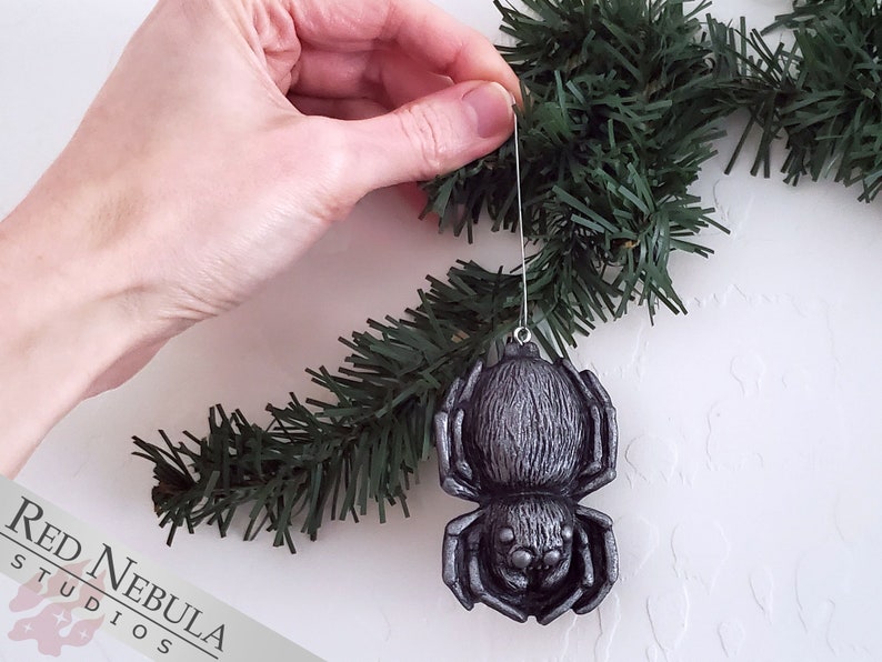 Ornement d'araignée Décoration de Noël arachnide en résine peinte à la main argentée, araignée d'arbre de Noël image 3