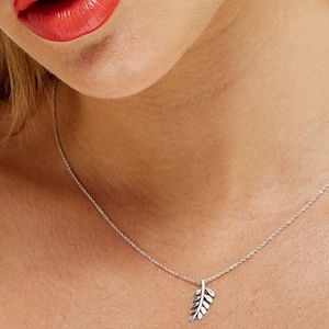 Collar de hoja de plata esterlina, regalo para dama de honor, collar de helecho plateado, colgante minimalista delicado, joyería bohemia, regalo para ella